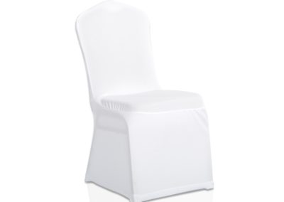 krzesło przykryte ozdobnym białym pokrowcem