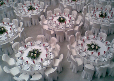 propozycja romantycznego ustawienia stołów podczas uroczystości weselnej